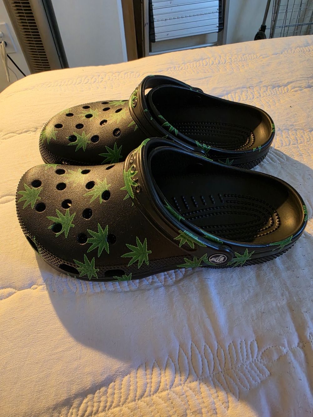 Crocs 4/20 Hemp Leaf Clogs (Unisex: M7, W9) - Picture 2 of 4